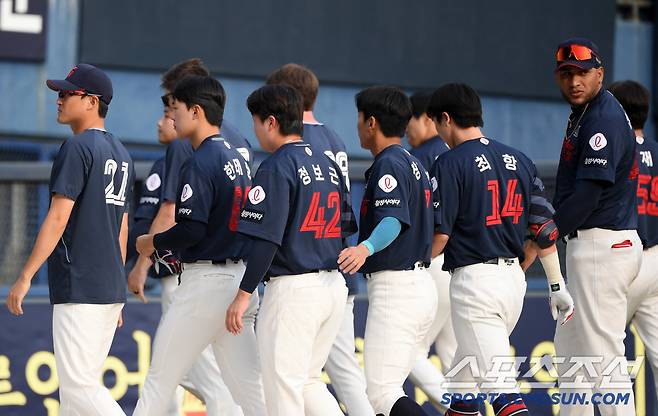 23일 잠실구장에서 열린 LG 트윈스와 롯데 자이언츠의 경기. 패한 롯데 선수들이 아쉬워하고 있다. 잠실=박재만 기자 pjm@sportschosun.com/2025.03.23/