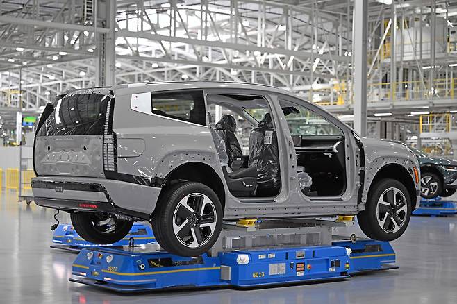 현대차그룹 메타플랜트 아메리카(HMGMA)에서 자율주행 운반 로봇에 실려 '아이오닉9'이 운반되는 모습 / 현대차그룹