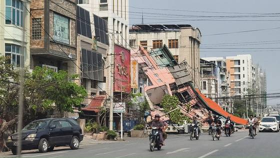 지난 28일 미얀마 제2의 도시 만달레이에서 지진으로 인해 붕괴된 건물의 모습. 로이터=연합뉴스