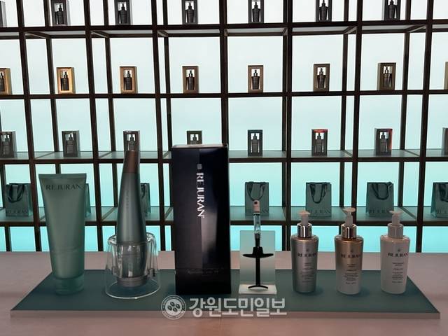 ▲ 리쥬란 코스메틱 강릉 팝업스토어에서 프리미엄 뷰티 디바이스인 ‘리쥬리프’와 베스트셀러 앰플 3종을 선보이고 있다. 김혜정