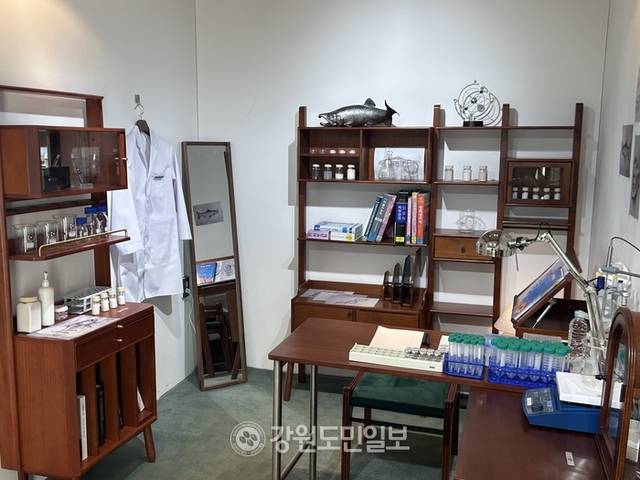 ▲ ‘리쥬란 코스메틱’ 강릉 팝업스토어에서 리쥬란의 탄생 배경을 컨셉으로 한 ‘연구자의 방’ 전시가 진행중이다. 김혜정
