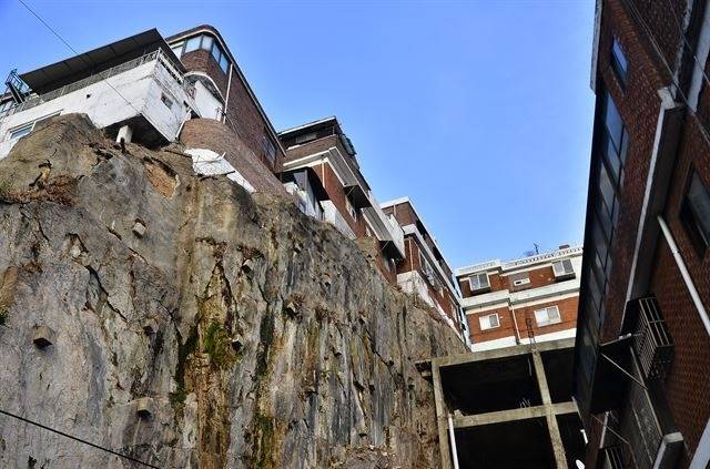 Houses atop cliff boulders (Choi Jae-hee / The Korea Herald)