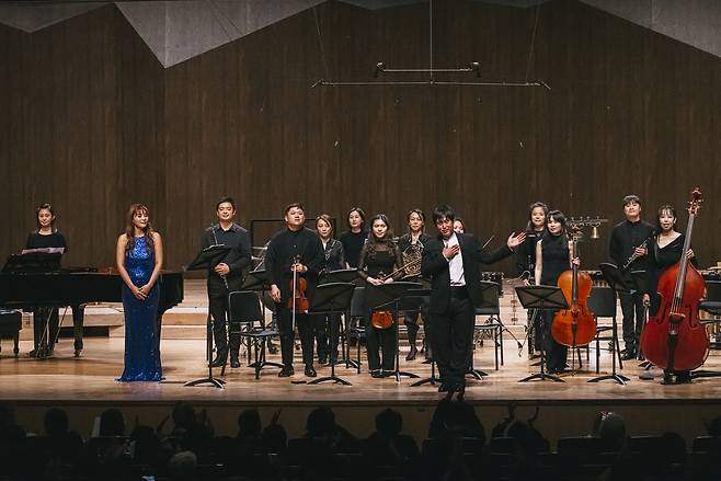 The Weiwuying Comtemporary Muisic Ensemble, led by conductor Yang Su-han (fifth from right) with soprano Cheng Szu-yun (second from left), greets the audience after "Hommage a Isang Yun," Saturday at the Tongyeong Concert Hall in Tongyeong, South Gyeongsang Province. (TIMF)