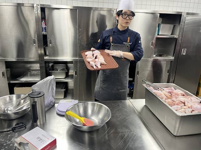 조리 실습실에서 치킨 조리 교육을 진행하는 모습.