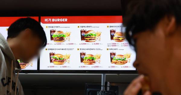 롯데리아는 다음 달 3일부터 자사 애플리케이션 롯데잇츠에서 주문 1건당 할인 쿠폰을 최대 5개까지 중복으로 사용할 수 있도록 조치한다. 사진은 지난 28일 서울 시내 한 롯데리아 매장 모습. 연합뉴스