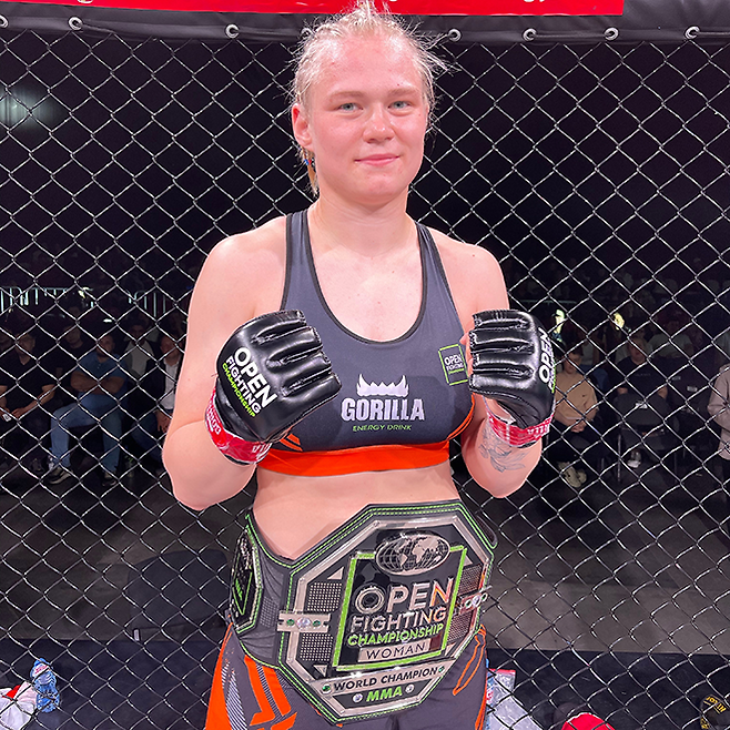 알료나 아기셰바가 2024년 6월 러시아 OFC 여자 밴텀급 챔피언 등극 기념 촬영을 하고 있다. ‘파이트 매트릭스’ 세계랭킹 37명을 보유한 유럽 7위 및 글로벌 23위 규모 종합격투기 단체를 제패했다. 사진=Open Fighting Championship
