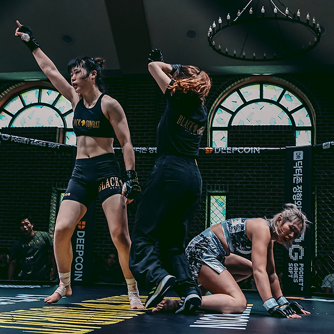 전수민(왼쪽)이 Hoost Cup 킥복싱 63㎏ 챔피언 구마가이 마리나한테 다운을 뺏은 후 공격을 이어가자 주심이 개입하여 TKO승을 선언하고 있다. 현재 전수민은 블랙컴뱃 종합격투기 여자부 랭킹 2위다. 사진=이데아 파라곤