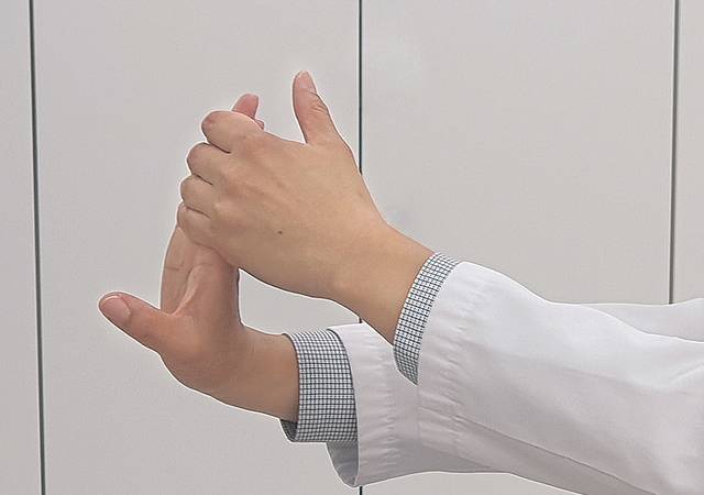 손바닥이 바깥을 향하도록 손목을 올리는 동작. 무거운 것을 드는 사람에게 유용하다.