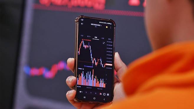 국내 가상자산 거래소 회원이 총 1600만 명을 넘어섰다. 지난 2024년 미국 대선을 변곡점으로 매달 신규 투자자가 수십만 명씩 꾸준히 유입되면서 이제는 주식 투자자 수를 넘볼 정도로 몸집이 커졌다. 연합뉴스