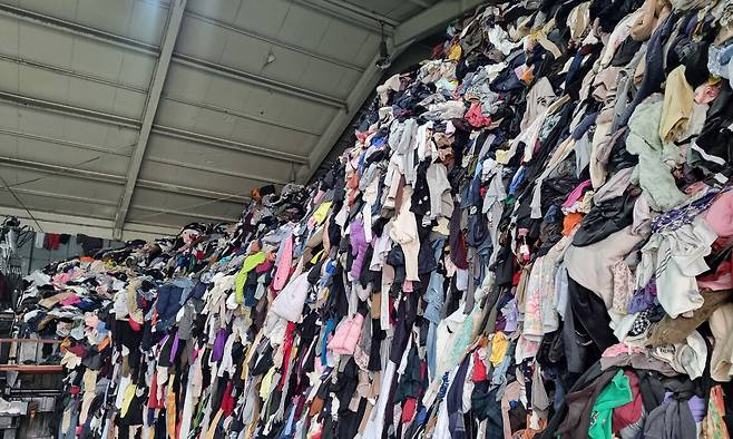 지난 25일 경기 광주의 한 폐의류 수출업체 창고에 헌옷 300여t이 산처럼 쌓여 있다.