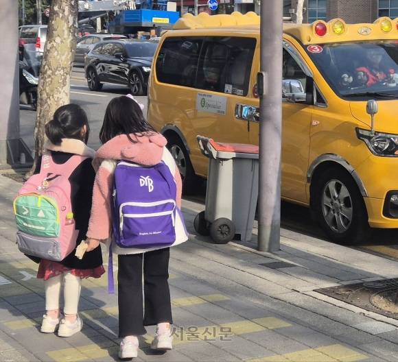 ‘4세 고시’가 등장할 정도로 사교육 경쟁이 갈수록 극심해지는 가운데 지난 26일 오후 4시 서울 강남구 대치동 학원 앞에서 커다란 가방을 멘 초등학생들이 학원 차를 기다리고 있다. 유규상 기자