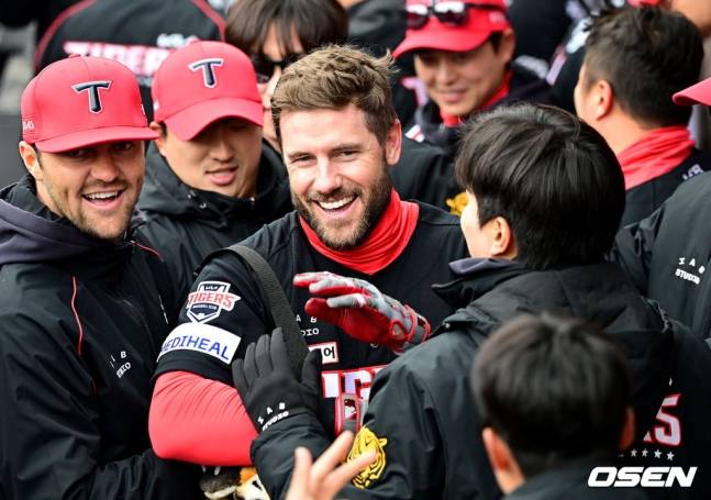 KIA 위즈덤(가운데)이 29일 대전 한화전 1회초 홈런을 때려내고 팀원들과 함께 미소짓고 있다.