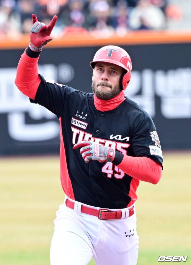 KIA 위즈덤이 29일 대전 한화전 1회초 홈런을 때려내고 세리머니를 하고 있다.