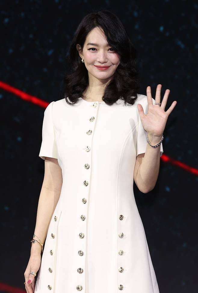 손 흔드는 신민아. 사진|연합뉴스