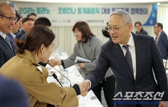 유인촌 문화체육관광부 장관과 장미란 제2차관이 31일 서울 송파구 서울올림픽파크텔에서 열린 2026 밀라노·코르티나 동계올림픽 대비 동계종목 협력회의에서 참석자들과 인사를 나누고 있다.사진=문화체육관광부 허만진 주무관