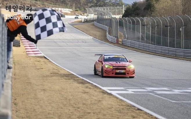 2025 인제 마스터즈 시리즈 (체커기를 받고있는 INGT1 클래스 우승차)