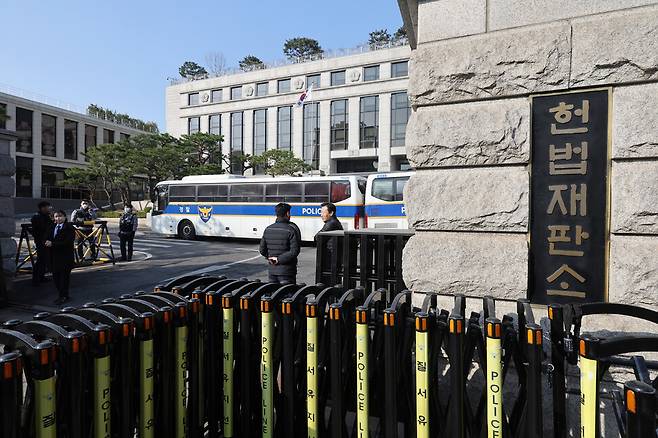 윤석열 대통령에 대한 탄핵 심판 선고를 앞둔 31일 서울 종로구 헌법재판소 앞에서 경찰이 경계근무를 서고 있다. 연합뉴스