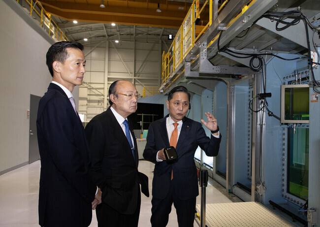 한화그룹 김승연 회장(가운데)과 김동관 부회장(왼쪽)이 2024년 11월20일 경기 시흥시 한화오션 중앙연구원 시흥연구·개발(R&D)캠퍼스에서 공동 수조를 살펴보고 있다. 한화그룹 제공