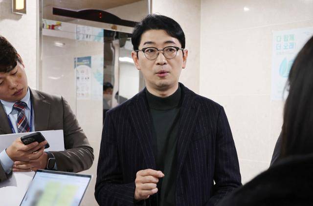 주진우 국민의힘 의원이 21일 국회 소통관에서 '고위공직자범죄수사처(공수처)가 윤석열 대통령을 내란 혐의로 수사하는 과정에서 서울중앙지법으로부터 영장을 기각당한 사실을 숨겼다는 의혹'을 제기하는 기자회견을 한 뒤 취재진의 질문에 답변하고 있다. 연합뉴스