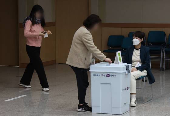 4.2 부산시교육감 재선거 사전투표 마지막날인 지난 29일 부산 남구청 대강당에 마련된 대연제6동사전투표소에서 유권자들이 소중한 한표를 행사하고 있다. 송봉근 기자