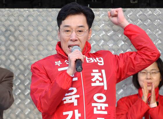 4·2 재보궐선거 공식 선거운동이 시작된 지난 20일 오전 부산 부산진구 서면교차로에서 최윤홍 부산시교육감 후보가 출근길 시민들에게 인사하고 있다. 사진 뉴스1