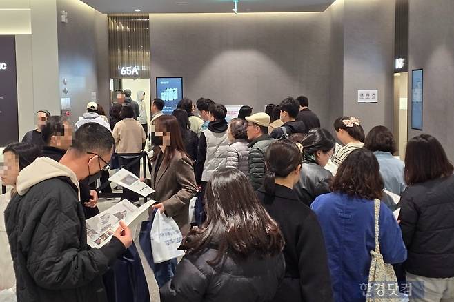 경기 김포시 풍무동 '풍무역 롯데캐슬 시그니처' 모델하우스를 찾은 예비 청약자. 사진=이송렬 기자.