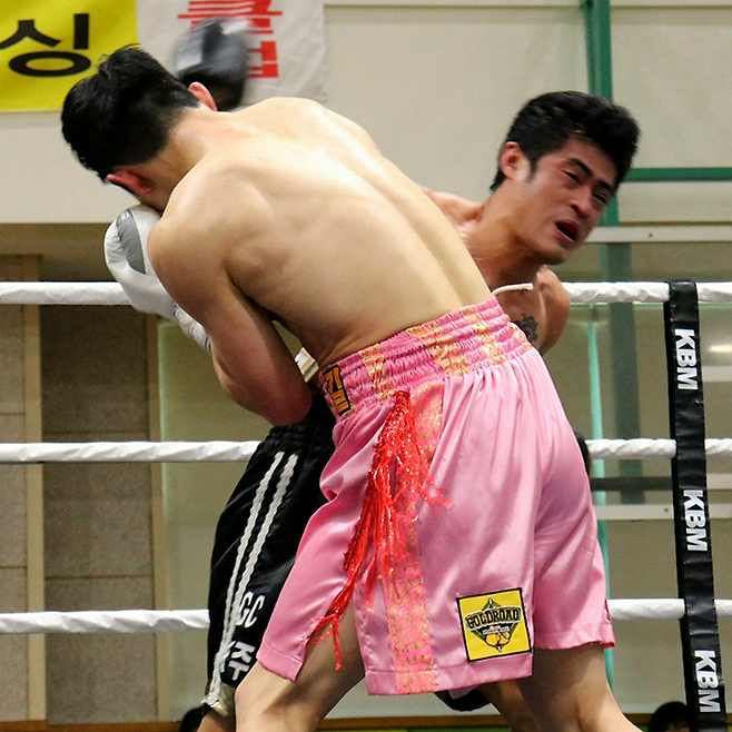 레이 심바혼이 2025년 3월 서울특별시 용산구 이태원초등학교 특설 링에서 계약 체중 65㎏ 경기 상대이자 세계복싱협회 아시아 챔피언 출신 김황길 공격을 허용하자 고통스러워하고 있다. 사진=KBM 사단법인 한국복싱커미션 제공