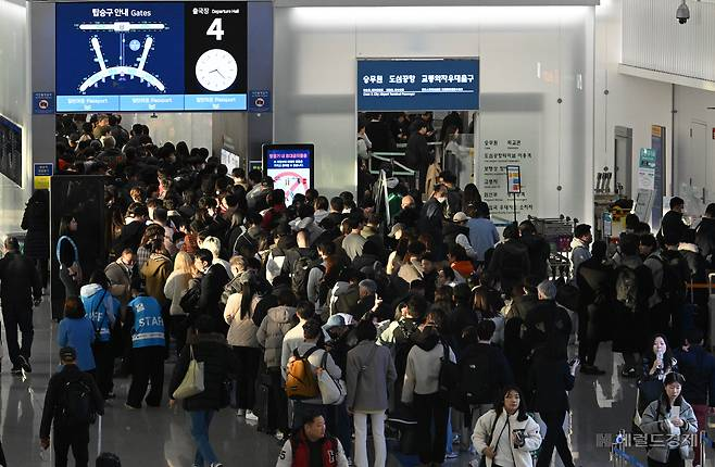 인천국제공항 제1터미널에서 이용객이 출국수속을 하고 있는 모습 영종도=임세준 기자