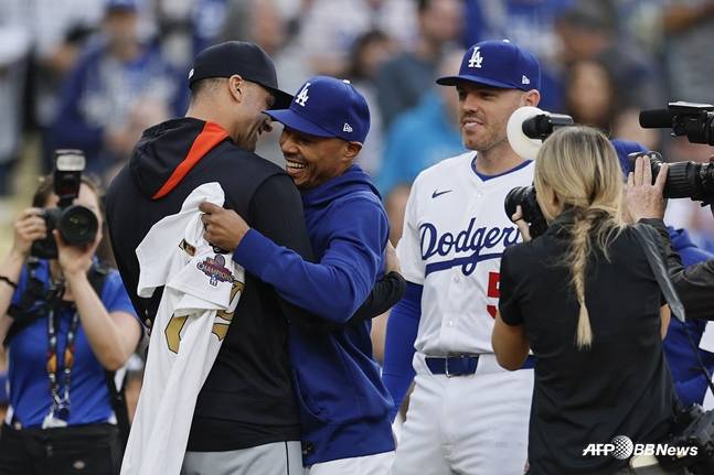 플래허티(왼쪽)가 무키 베츠와 포옹하며 이야기를 나누고 있다. /AFPBBNews=뉴스1