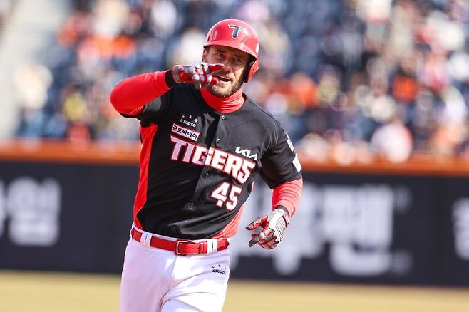 30일 대전 한화생명 볼파크에서 열린 2025 신한 SOL Bank KBO리그 KIA 타이거즈와 한화 이글스의 경기, KIA가 한화를 5-3으로 제압하고 5연패와 싹쓸이패 위기에서 벗어났다. 이날 2번타자 겸 1루수로 선발 출전한 위즈덤은 홈런 포함 2안타 2타점 1득점으로 팀 승리를 이끌었다. KIA 타이거즈