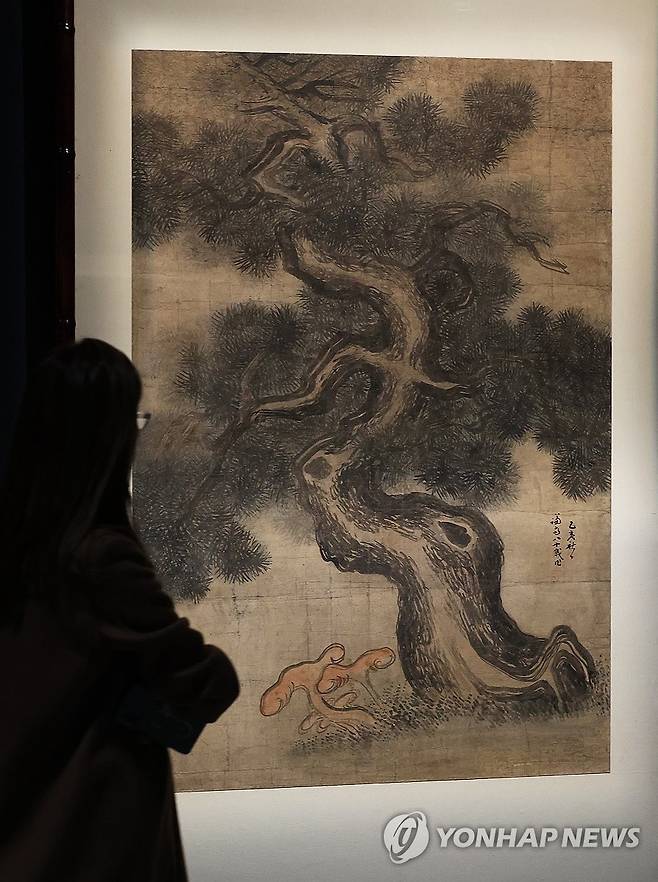 역대 최대 규모의 '겸재 정선' 전시 (용인=연합뉴스) 홍기원 기자 = 31일 경기도 용인시 호암미술관에서 열린 특별전 '겸재 정선' 기자간담회에서 참석자들이 작품을 살펴보고 있다.
국보 '금강전도'와 '인왕제색도' 등 조선을 대표하는 화가 겸재 정선(1676~1759)의 대표작을 한자리에 모은 대규모 전시 '겸재 정선'은 다음 달 2일 호암미술관에서 개막한다. 2025.3.31 xanadu@yna.co.kr