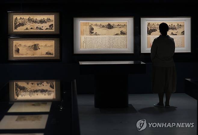 역대 최대 규모의 '겸재 정선' 전시 (용인=연합뉴스) 홍기원 기자 = 31일 경기도 용인시 호암미술관에서 열린 특별전 '겸재 정선' 기자간담회에서 참석자들이 작품을 살펴보고 있다.
국보 '금강전도'와 '인왕제색도' 등 조선을 대표하는 화가 겸재 정선(1676~1759)의 대표작을 한자리에 모은 대규모 전시 '겸재 정선'은 다음 달 2일 호암미술관에서 개막한다. 2025.3.31 xanadu@yna.co.kr