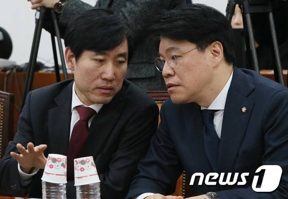 2016년 12월 19일 당시 새누리당 하태경, 장제원 의원이 서울 여의도 국회에서 이완영, 이만희 의원의 청문회 위증 교사 의혹 관련해 열린 박근혜 정부의 최순실 등 민간인에 의한 국정농단 의혹사건 진상규명을 위한 국정조사 특별위원회 전체회의에서 대화하고 있다. ⓒ News1 DB