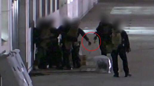 뉴스토마토가 1일 공개한 국회 본관 폐회로텔레비전 영상. 지난해 12월3일 밤 국회에 침투한 육군 특수전사령부 707특수임무단 대원들이 이 회사 유지웅 기자(왼쪽 벽에 붙어 있는 이)를 빨간 동그라미 속 케이블타이로 포박하려 하고 있다. 뉴스토마토 제공