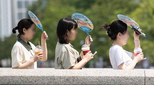 서울 한낮 기온이 35도까지 치솟으며 기상 관측 사상 가장 더운 9월 중 하루였던 지난해 9월 10일 서울 중구 청계천 일대에서 시민들이 따가운 햇살을 가린 채 걷고 있다. 이한호 기자
