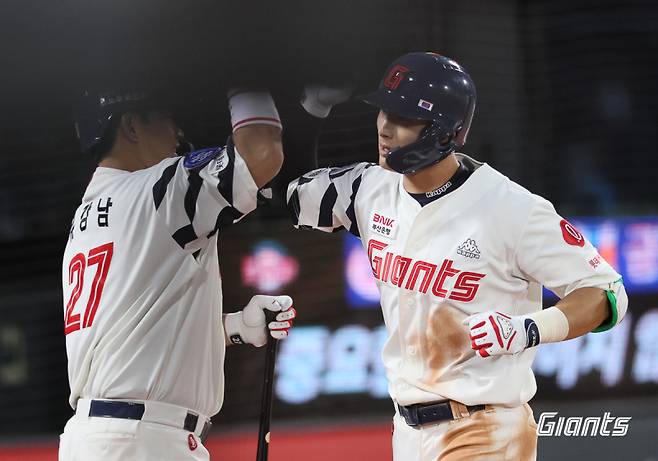 윤동희가 2023년 6월 13일 사직 한화 이글스전에서 문동주를 상대로 홈런을 치고 동료 유강남과 기쁨을 나누는 모습. 사진=롯데 자이언츠