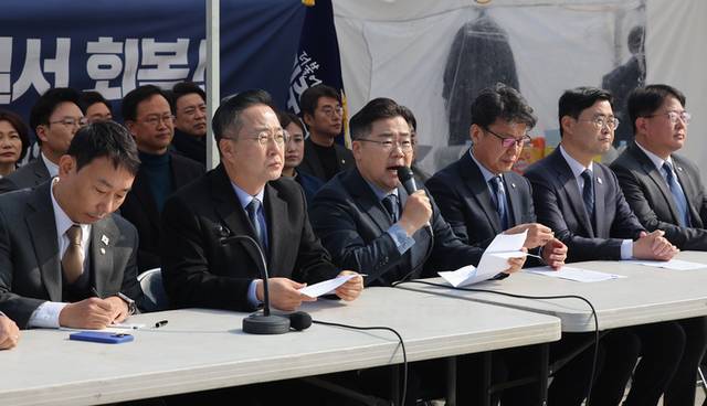 ▲ 더불어민주당 박찬대 원내대표가 1일 서울 광화문 앞 민주당 천막당사에서 열린 원내대책회의에서 발언하고 있다. 연합뉴스