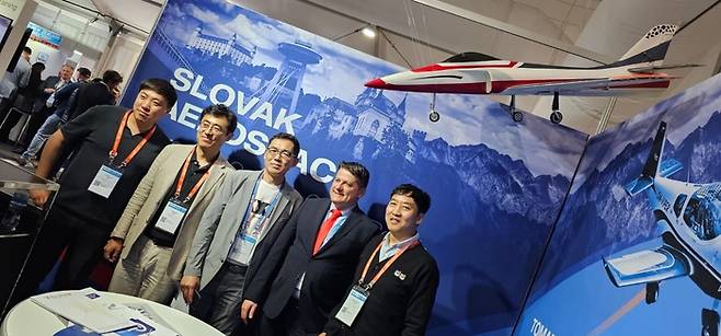 2025 아발론 호주 국제에어쇼에서 사업협약 체결 후 김정훈 펀진 사장(왼쪽 두번째)과 요셉 나잘 R-DAS 매니저(왼쪽 네번째) 등 관계자들이 기념촬영을 하고 있다. <펀진>