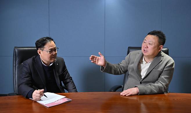 정주영(오른쪽) 미래인 회장이 서울 서초구 미래인 본사에서 김영상 코리아헤럴드 사장과 인터뷰를 하고 있다. 임세준 기자