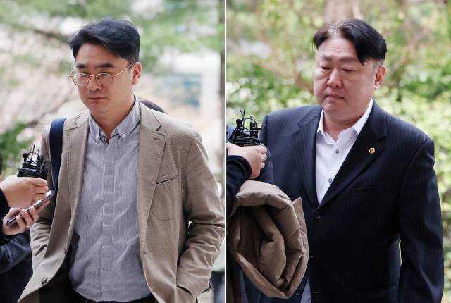 ▲전자칠판 납품 사업과 관련해 업체 관계자들로부터 금품을 받은 혐의를 받는 인천시의회 소속 조현영 의원(왼쪽)과 신충식 의원이 지난달 구속 전 피의자 심문(영장실질심사)을 받기 위해 인천지법으로 들어서고 있다. ⓒ연합뉴스