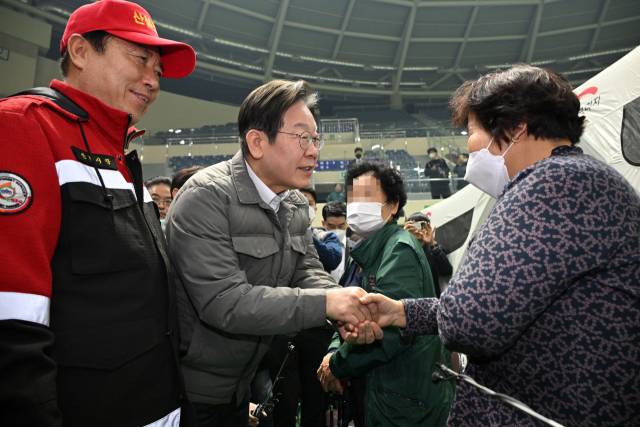 이재명 더불어민주당 대표가 지난달 26일 경북 안동시 안동체육관에 마련된 산불 대피시설을 찾아 이재민을 위로하고 있다. 연합뉴스