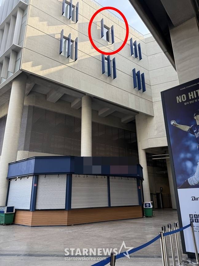 지난 달 29일 오후 창원NC파크에서 철제 구조물이 추락해 관람객을 덮쳤다. 사진은 1일 사고 현장 모습. 위 가운데 창문(빨간 원) 외벽에 설치된 루버 3개 중 한 개가 떨어져 사라진 상태다. /사진=양정웅 기자