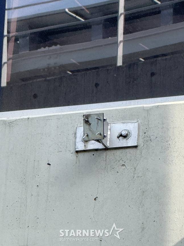 창원NC파크의 알루미늄 루버가 떨어진 부분. /사진=양정웅 기자