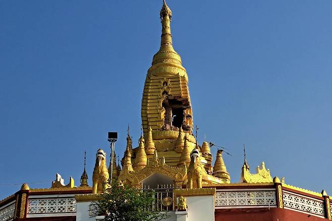 지진으로 부서진 불탑 (네피도=연합뉴스) 박의래 특파원 = 미얀마 수도 네피도의 스부디리 지역에 있는 불탑. 지진으로 일부 파손돼 있다. 2025.4.1. laecorp@yna.co.kr