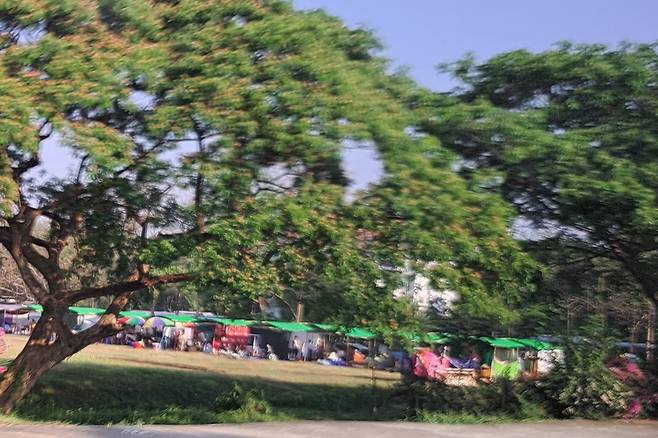 천막을 치고 생활하는 네피도 주민들 (네피도=연합뉴스) 박의래 특파원 = 미얀마 수도 네피도 주민들이 천막을 치고 생활하고 있다. 2025.4.1. laecorp@yna.co.kr