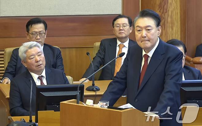 윤석열 대통령이 지난 2월 25일 오후 서울 종로구 헌법재판소에서 열린 대통령 탄핵심판 최종(11차) 변론기일에 출석해 최종의견을 진술하고 있는 모습. (헌법재판소 제공. 재판매 및 DB 금지) 2025.2.25/뉴스1 ⓒ News1 민경석 기자