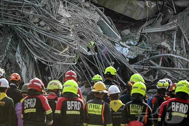 29일(현지시간) 태국 방콕 지진 피해 건물 현장에서 구조대원들이 수색작업을 벌이고 있다 ⓒ AFP=뉴스1
