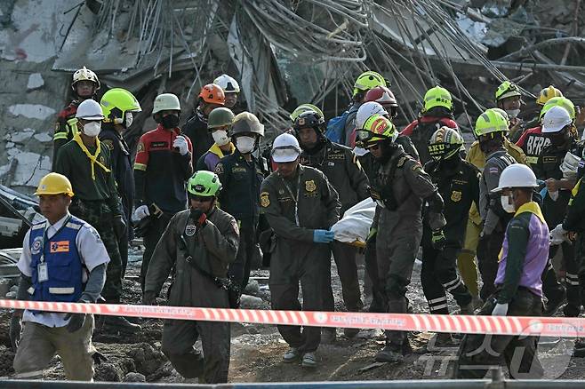 29일(현지시간) 태국 방콕 지진 피해 건물 현장에서 구조대원들이 수색작업을 벌이고 있다 ⓒ AFP=뉴스1