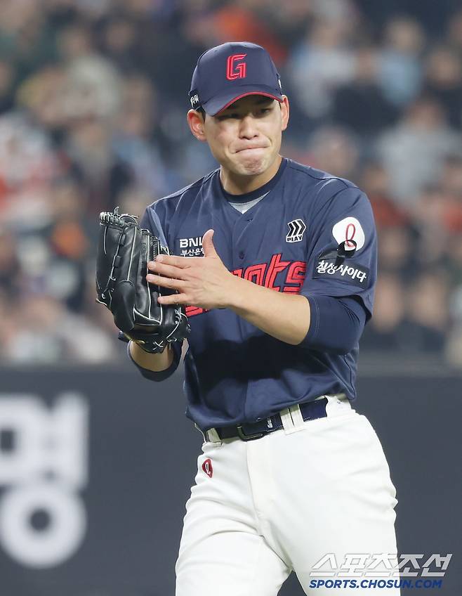 2일 대전 한화생명 볼파크에서 열린 KBO리그 한화와 롯데의 경기. 5회를 마치고 동료들에게 박수를 보내는 롯데 선발 김진욱. 대전=송정헌 기자songs@sportschosun.com/2025.04.02/