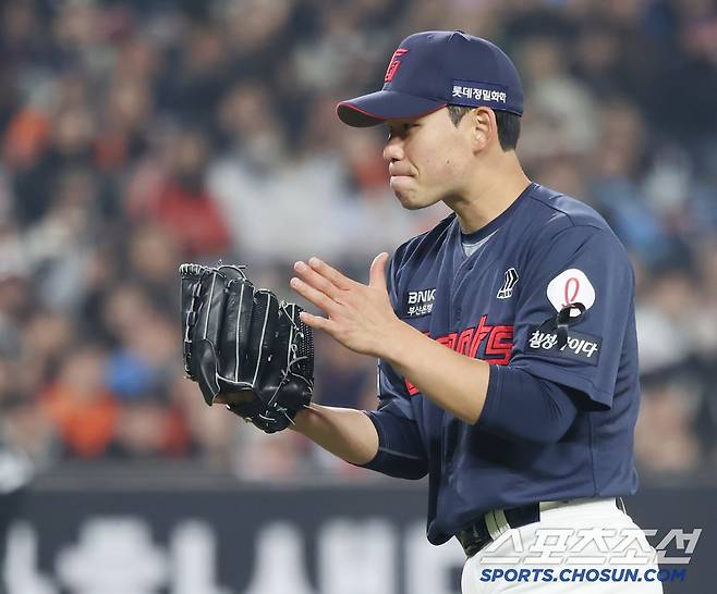 2일 대전 한화생명 볼파크에서 열린 KBO리그 한화와 롯데의 경기. 5회를 마치고 동료들에게 박수를 보내는 롯데 선발 김진욱. 대전=송정헌 기자songs@sportschosun.com/2025.04.02/
